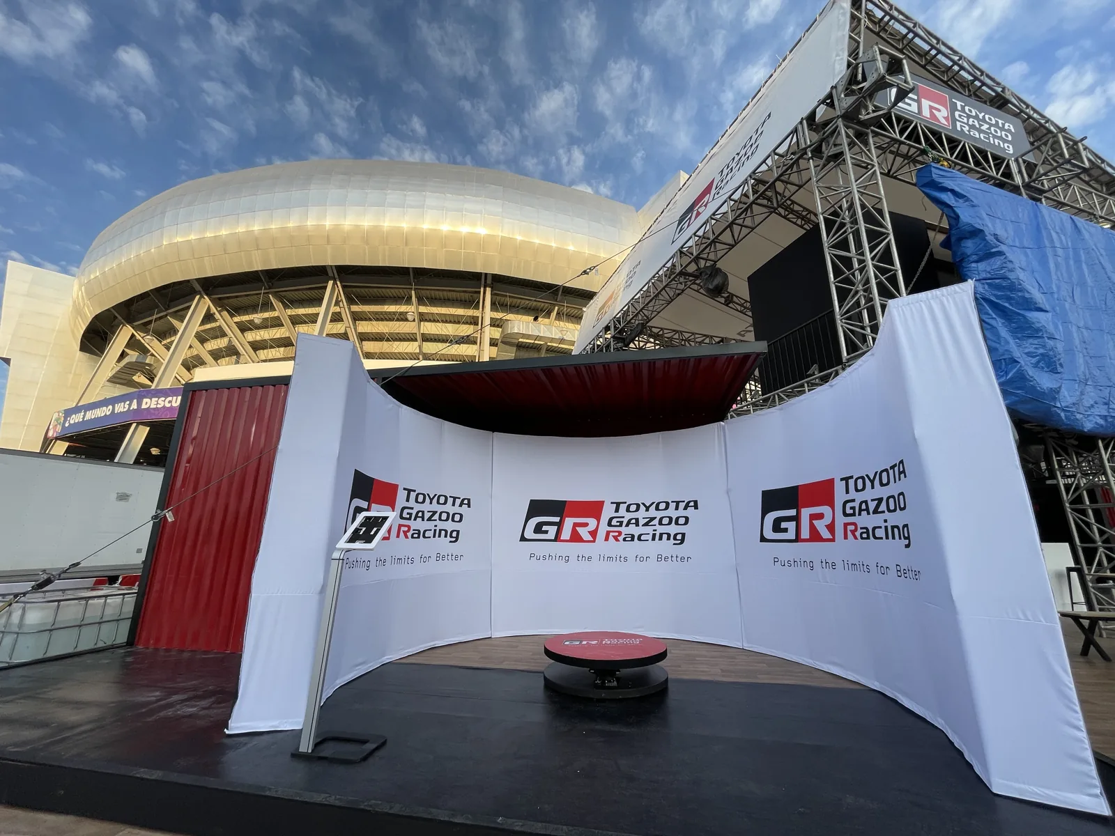 Montaje de Cabina Show 360 en el espacio de Toyota Gazoo Racing