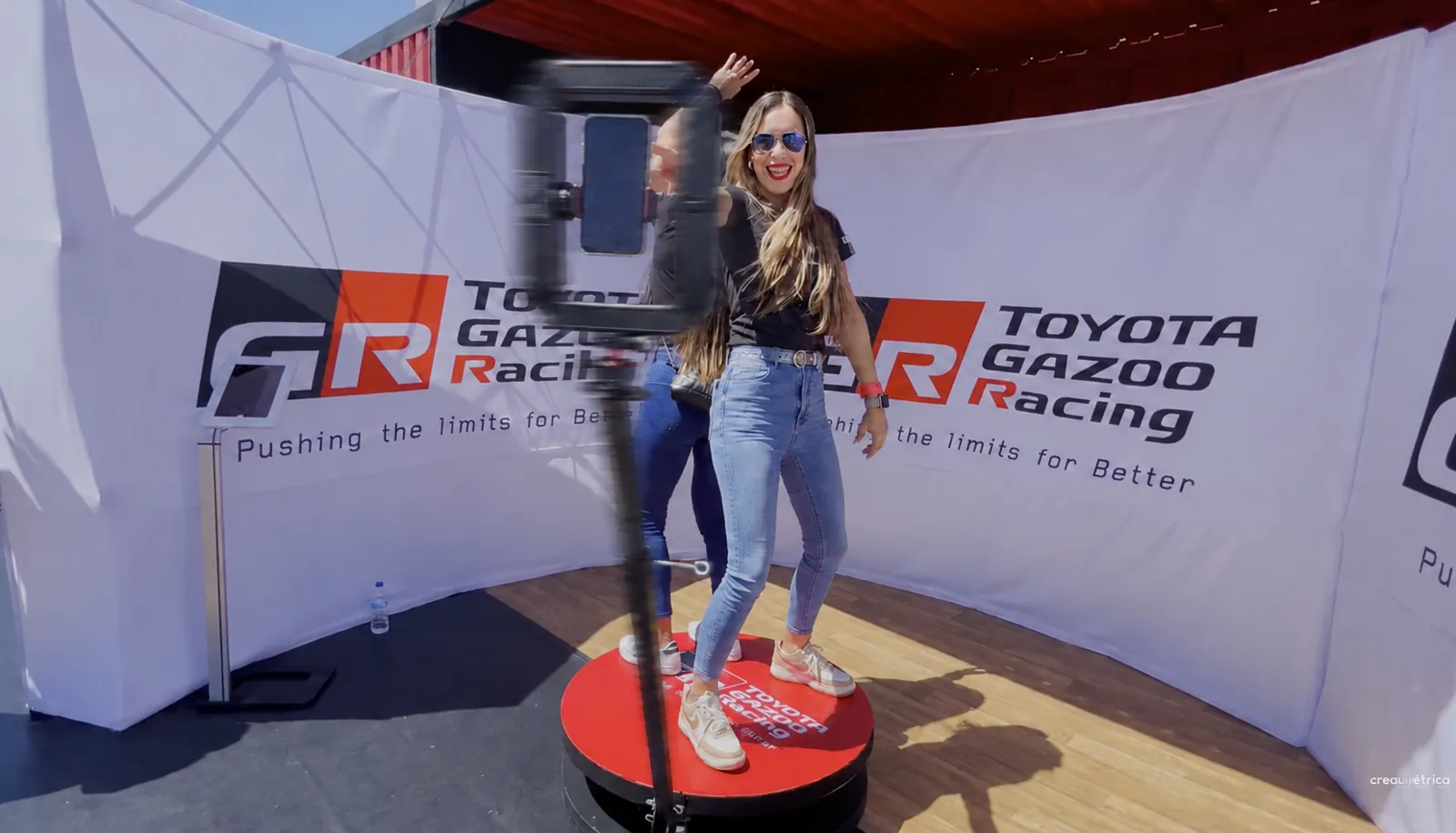 Participante disfrutando Cabina Show 360 en una activación de Toyota Gazoo Racing
