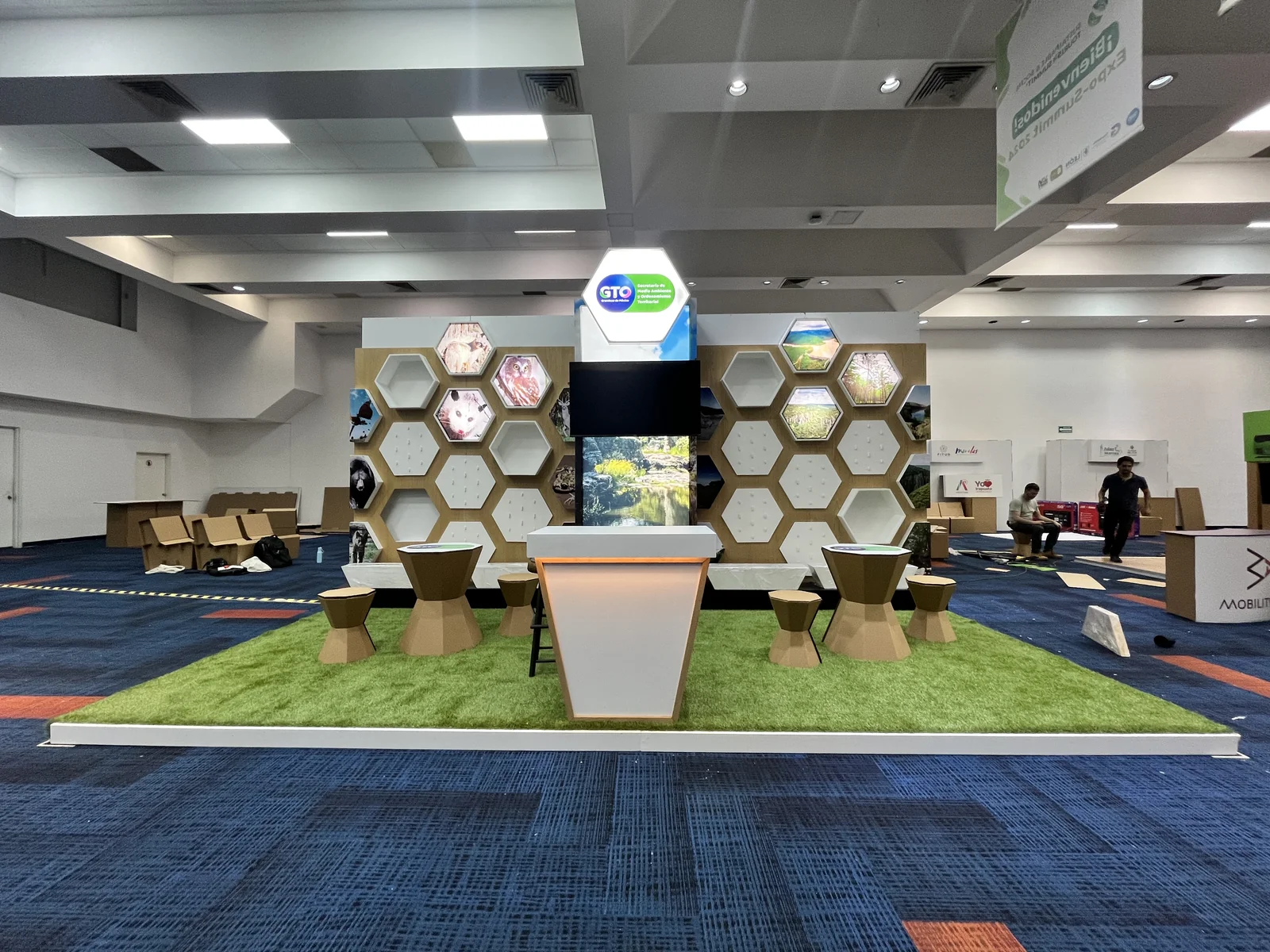 Front view of the stand with platform, furniture and screen