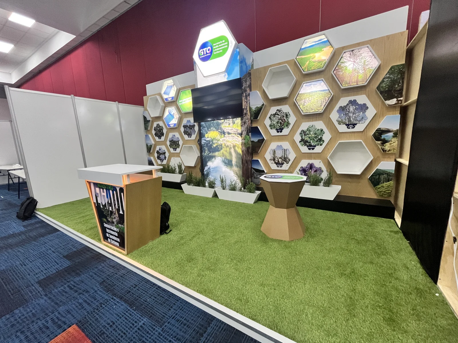 Side view of the stand with the Nuestro Legado counter and nature panels
