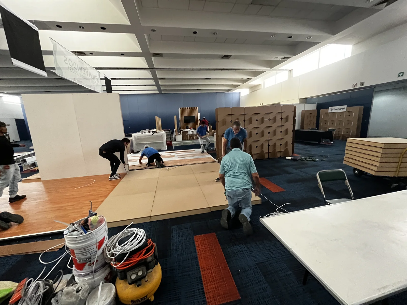 Platform and structure being assembled for the Guanajuato Environment Department stand