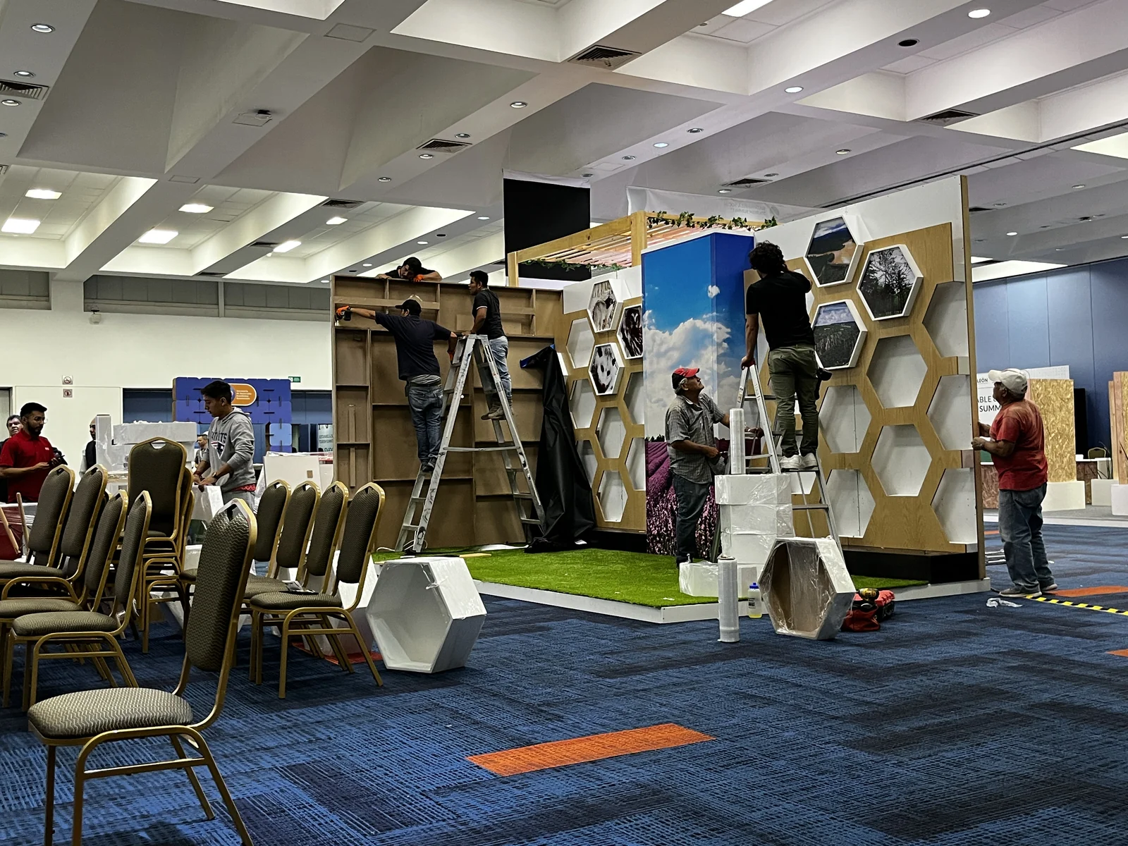 Assembly of the exhibition stand structure and panels