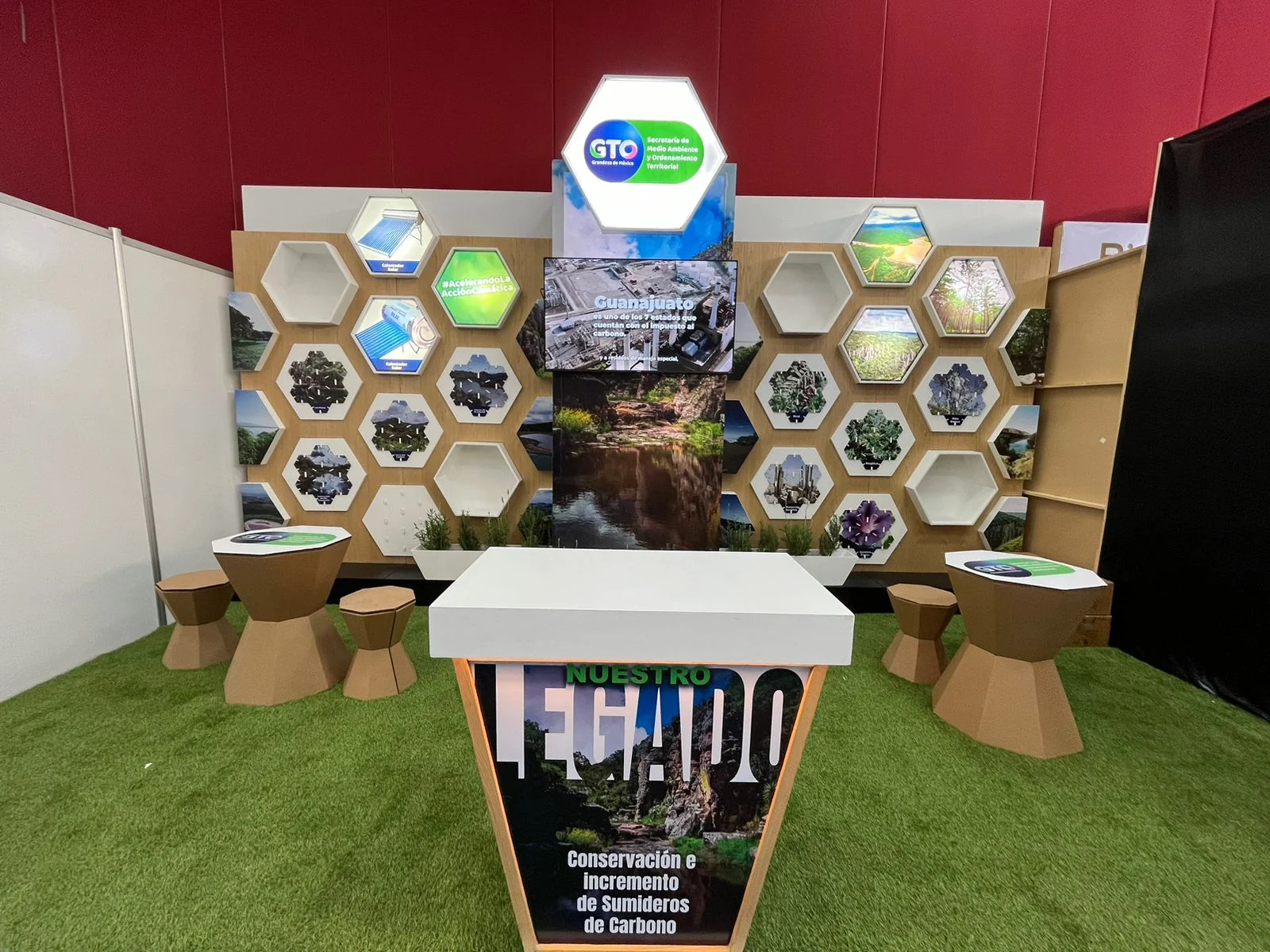 Front view of the custom Guanajuato Environment Department stand at Expo Ambiental