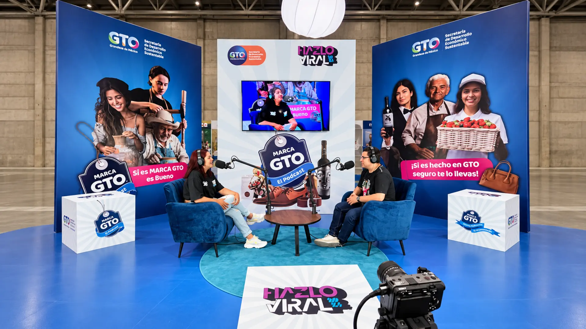 Entrevista en el set de podcast dentro del stand Marca GTO