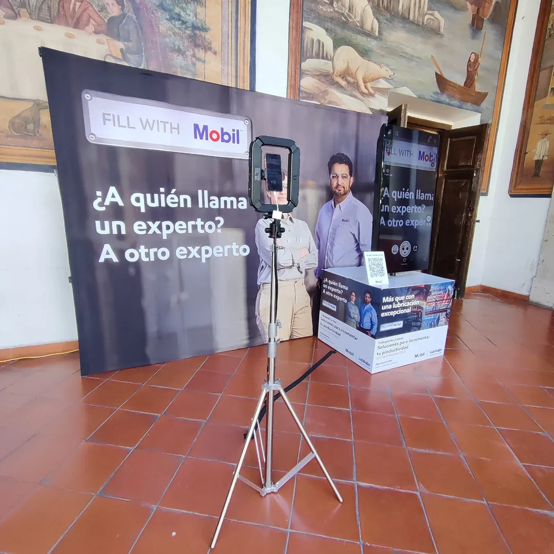 Mirror con filtros y participantes en un evento, foto 10