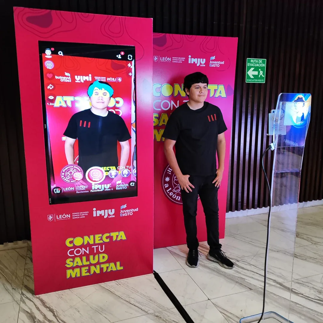Mirror con filtros y participantes en un evento, foto 11