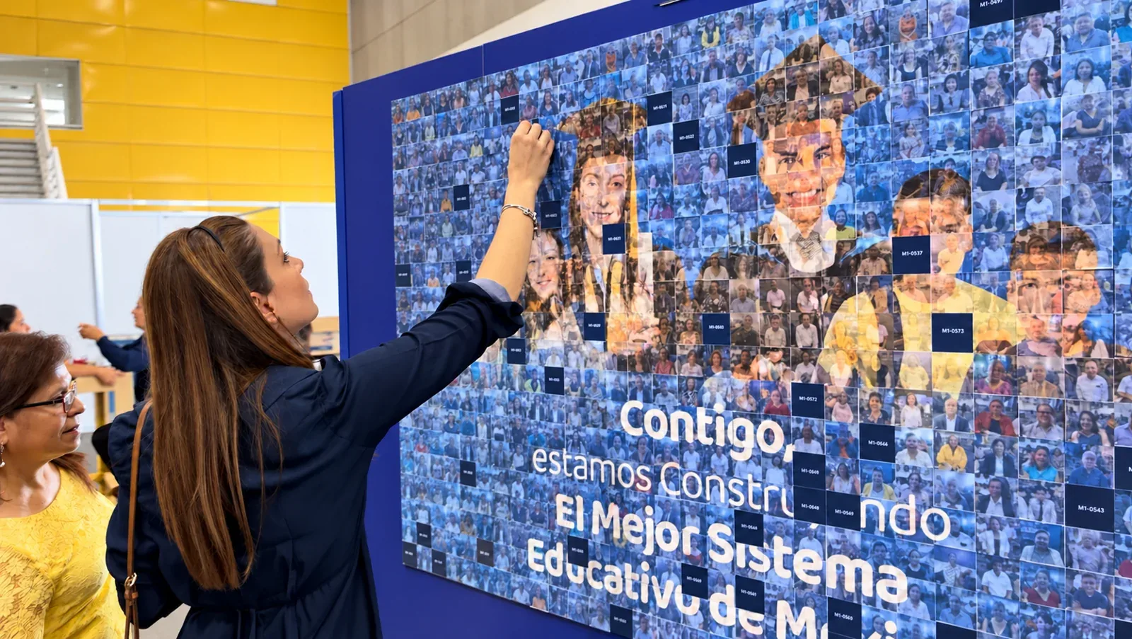 A guest placing a photo in Mosaico Show