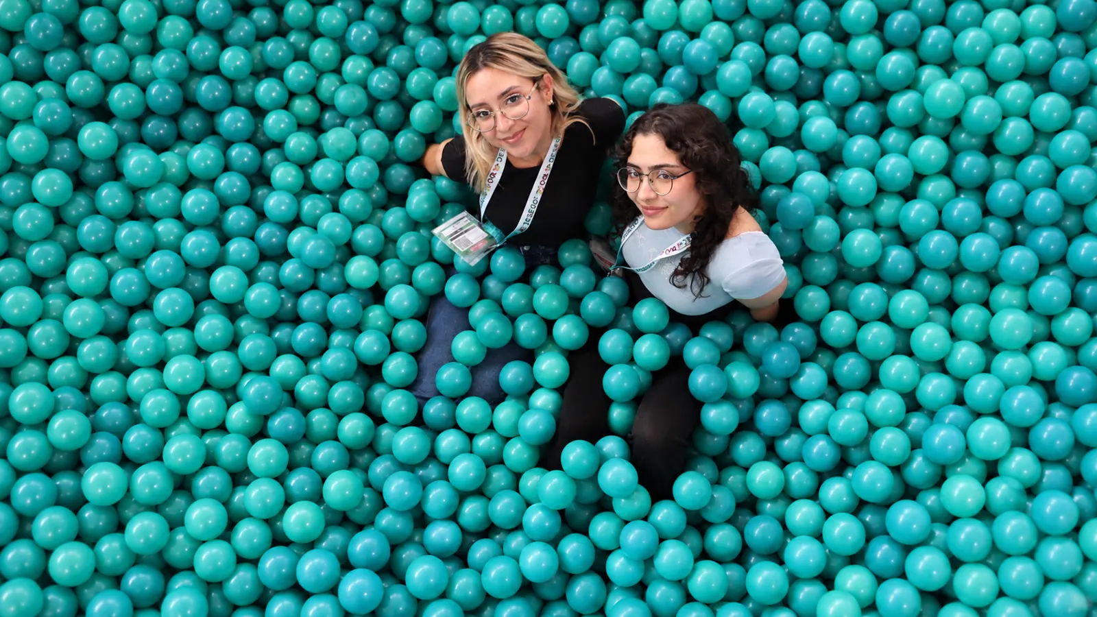 Pool Party: participantes entre pelotas turquesa