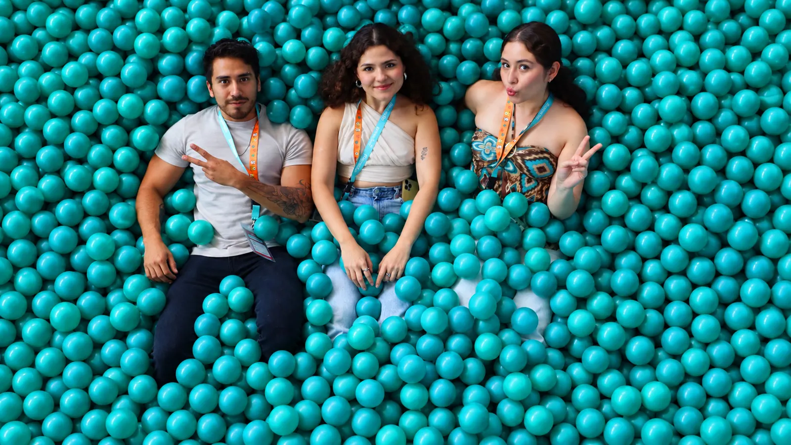 Pool Party: participantes entre pelotas turquesa