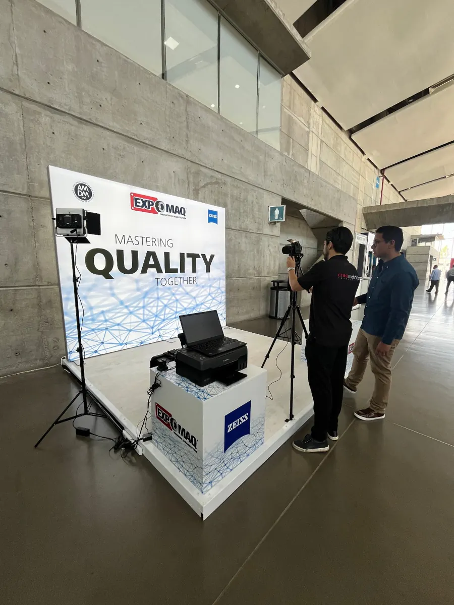 Montaje de Print Photoopp en EXPOMAQ con cámara, iluminación e impresora